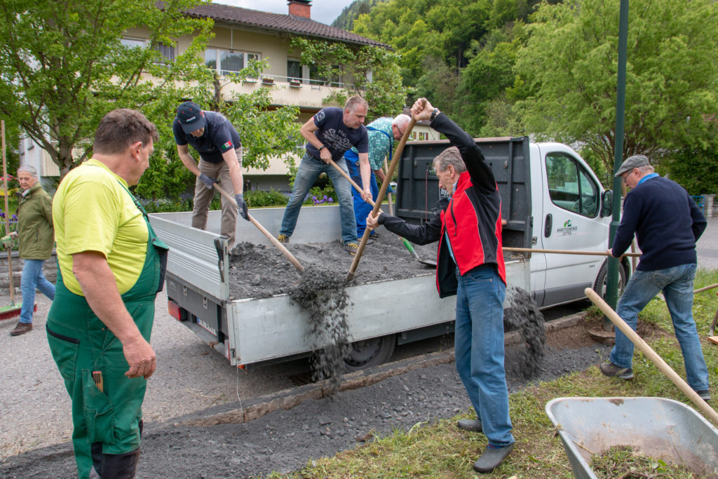 Kies und Sand werden eingefüllt.