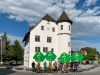 Baumschatten am Junker-Jonas-Platz.