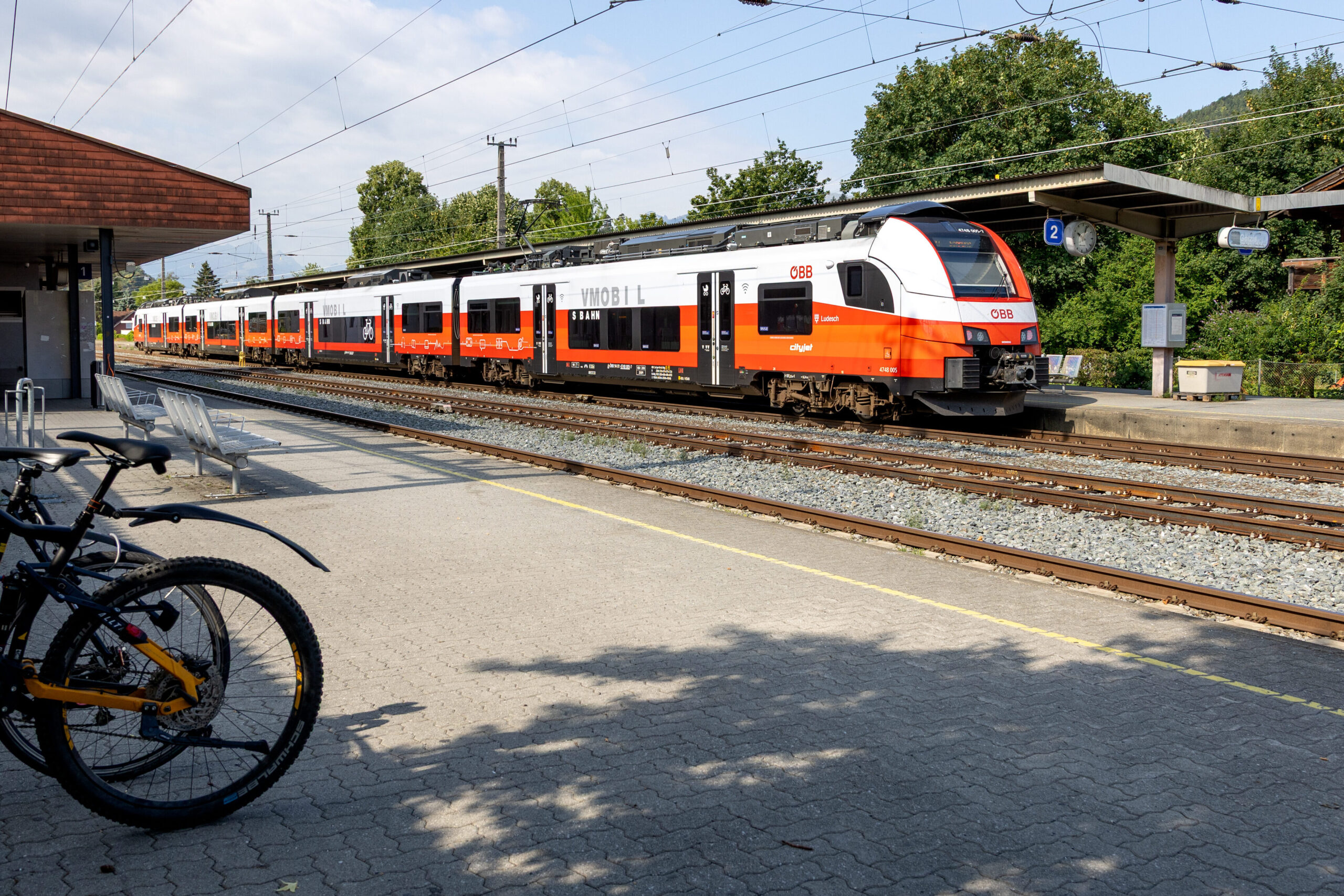 Zug fährt ein im Bahnhof Götzis